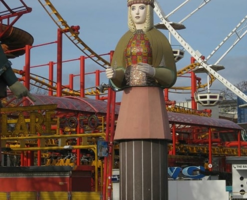 Fortuna Figur im Wiener Prater von Ilse Pompe (Entwurf) und Wilhelm Schmeiser (Ausführung)