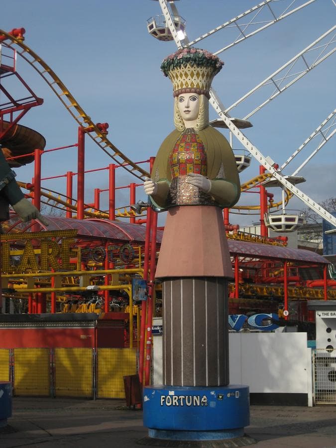 Fortuna Figur im Wiener Prater von Ilse Pompe (Entwurf) und Wilhelm Schmeiser (Ausführung)